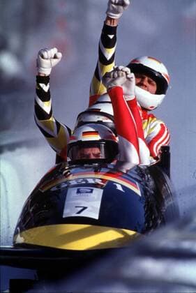 Die Crew von Wolfgang Hoppe im Ziel Bobsport OS Winter Herren Bob, Vierer, Viererbob Gruppe Lillehammer Freude,