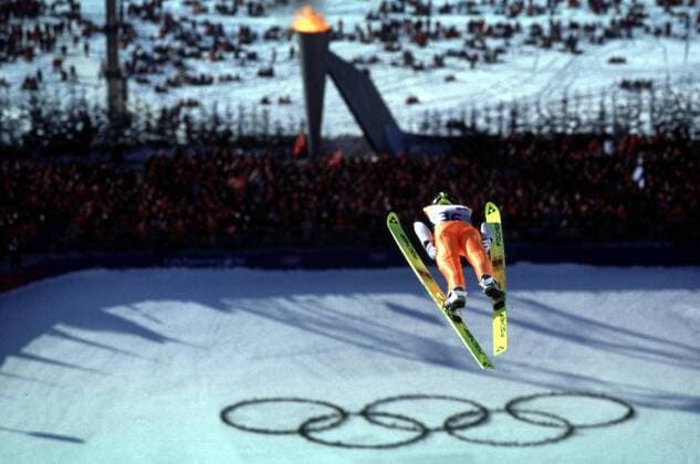 Skispringer und Olympiaringe bei den XVII. Olympischen Winterspielen in Lillehammer Skispringen OS Winter Herren Olympische Winterspiele, Spiele, Olympia, Olympiade, Olympische Ringe Lillehammer
