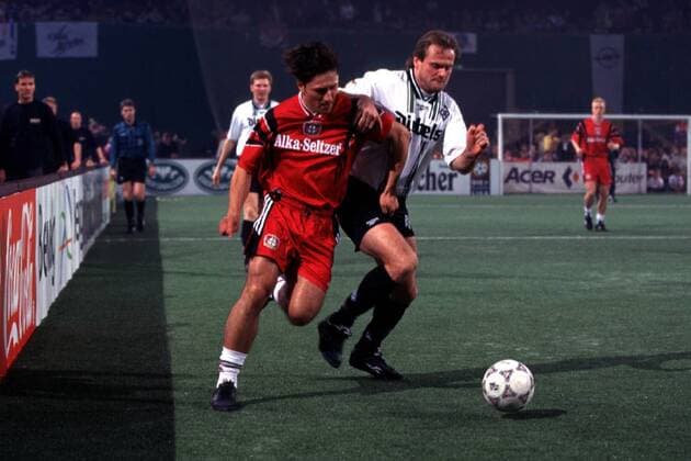 Nico Kovac (li.) im Duell mit Jörg Neun Fußball Herren Saison 1996 97, Halle, Hallenfußball, Hallenmasters, Hallenturnier, Gruppe Deutschlandhalle Berlin Anstrengung, Kampf,