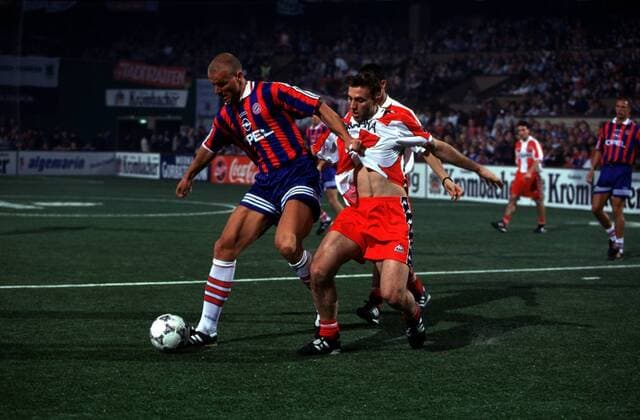 Carsten Jancker im Zweikampf mit Nejcgus Fußball Herren Saison 1996 97, Halle, Hallenfußball, Hallenmasters, Hallenturnier, Gruppe Deutschlandhalle Berlin Kampf,