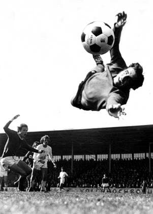 Torwart Jürgen Croy bei einer spektakulären Parade Fußball Herren DDR-Oberliga. Saison 1975 76: BSG Sachsenring Zwickau Gruppe Dimitroff-Stadion Zwickau Dynamik, Abwehr,