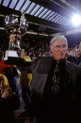 ALBA- Präsident Dieter Hauert mit Pokal Basketball Herren DBB - Pokal - Finale, Saison 1996 97: ALBA Berlin Einzelbild
