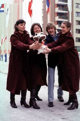 Geballte ostdeutsche Sportgeschichte: v.l.: Andrea Schöne, Karin Kania, Jens Weißflog und Katarina Witt mit Maskottchen Skispringen OS Winter Herren Skisprung, Ski Nordisch, Nordischer Skisport: Olympische Spiele, Winterspiele, Olympia Gruppe Sarajevo Harmonie, Freude,