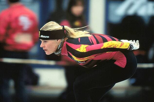 Gunda Niemann-Stirnemann auf der Bahn im Seitenprofil Eisschnellauf Damen Worldcup, Weltcup, Frauen Einzelbild Inzell Dynamik,