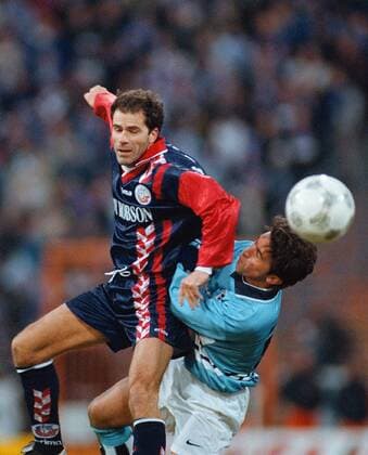 Kopfballduell zwischen Peter Bosz und Besnik Hasi Fußball 1. BL Herren Saison 1997 1998, Hansa Rostock - TSV 1860 München 3:0 Gruppe Ostseestadion Rostock Anstrengung, Dynamik, Kampf,