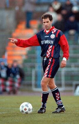 Peter Bosz zeigt an, was er vorhat Fußball 1. BL Herren Saison 1997 1998, Hansa Rostock Einzelbild Ostseestadion Rostock