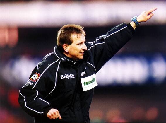 Der Gladbacher Trainer Norbert Meier zeigt seinen Mannen, wo es lang geht Fußball 1. BL Herren Saison 1997 1998, 21. Spieltag, Borussia Mönchengladbach Einzelbild Köln Ungeduld,