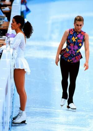 Rivalinnen der Eisfläche: Die US-Läuferinnen Nancy Kerrigan (links) und Tonya Harding während des Trainings in Lillehammer 1994 Hardings Ehemann hatte im Vorfeld der Olympischen Spiele versucht Konkurrentin Kerrigan durch das sogenannte Eisenstangen-Attentat an der Teilnahme zu hindern Eiskunstlauf OS Winter Damen Olympische Spiele 1994, Winterspiele, Olympia, Eiskunstlaufen Frauen Gruppe Lillehammer Spannung, Skepsis, Nachdenklichkeit,