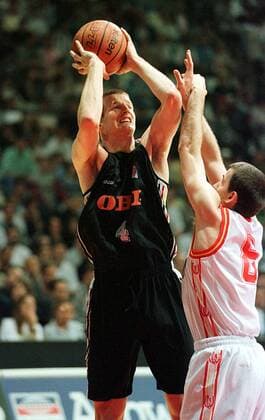 Henrik Rödl versucht einen Distanzwurf gegen die Abwehr von Alberto Angulo Basketball EM Herren Nationalmannschaft, Europameisterschaft, Vorrunde, Gruppe D, Deutschland - Spanien Gruppe Olimpic Barcelona Abwehr, Anstrengung, Kampf,