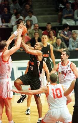 Der Deutsche Ademola Okulaja (Mitte) gegen die spanische Defense Basketball EM Herren Nationalmannschaft, Europameisterschaft, Vorrunde, Gruppe D, Spanien - Deutschland 67 : 59 Gruppe Olimpic Barcelona Abwehr, Dynamik, Kampf,