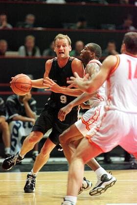 Henning Harnisch mit Ball attackiert vom Spanier Mike Smith Basketball EM Herren Nationalmannschaft, Europameisterschaft, Vorrunde, Gruppe D: BR Deutschland - Spanien Gruppe Olimpic Barcelona Dynamik, Kampf,