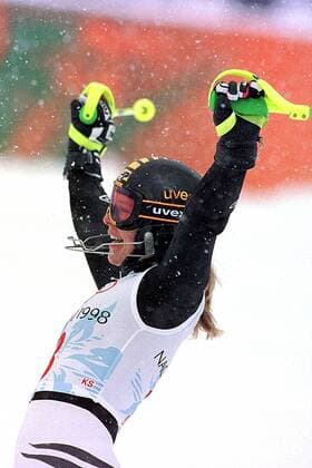 Katja Seizinger jubelt im Zielauslauf nach dem Gewinn der Kombination Alpiner Skilauf OS Winter Damen Olympische Winterspiele, Spiele, Olympia, Olympiade, Kombinationsabfahrt, Ski alpin, Skisport Einzelbild Happo one Hakuba Nagano Glück, Begeisterung, Freude,