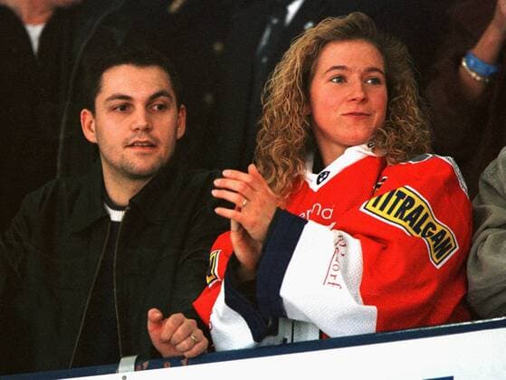 Olympiasiegerin Claudia Pechstein und ihr Mann Markus Bucklitsch als bekennende Eisbärenfans im Publikum Eisschnellauf DEL Herren Eishockey, Saison 1997 98, EHC Eisbären Berlin Gruppe Sportforum Hohenschönhausen Berlin Spannung, Freude,