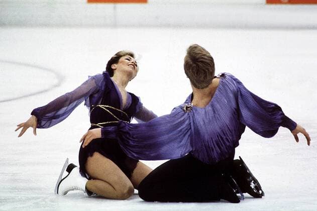 Die Olympiasieger Jayne Torville und Partner Christopher Dean aus Großbritannien in Pose kniend auf dem Eis, Ausdruck, Hingabe Eistanz OS Winter Olympische Spiele, Winterspiele, Olympia, Olympiade: Eistanzen, Sarajewo Gruppe Sarajevo Harmonie,