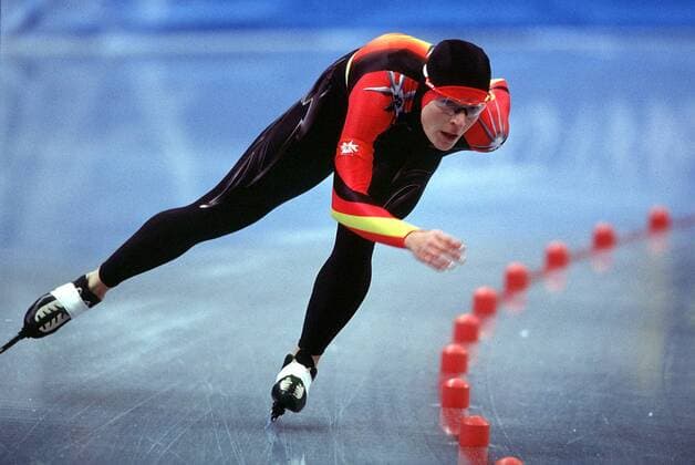 Gunda Niemann-Stirnemann (Deutschland) in der Kurve Eisschnellauf OS Winter Damen Olympische Winterspiele, Spiele, Olympia, Olympiade, 3000m Einzelbild M-Wave Nagano Konzentration,