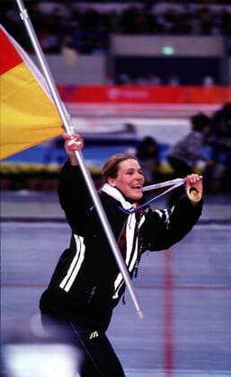 Gunda Niemann-Stirnemann jubelnd auf der Ehrenrunde Eisschnellauf OS Winter Damen Olympische Winterspiele, Spiele, Olympia, Olympiade, 3000m Einzelbild M-Wave Nagano Glück, Freude, Begeisterung,