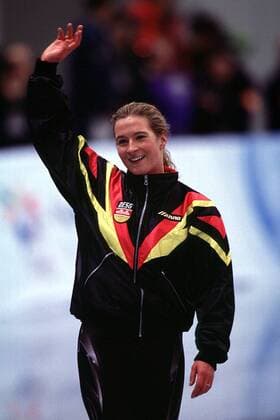 Die Gewinnerin über die 5000m Claudia Pechstein (Deutschland) glücklich über Gold Eisschnellauf OS Winter Damen Olympische Winterspiele, Spiele, Olympia, Olympiade, 5000m Einzelbild M-Wave Nagano Glück, Begeisterung, Freude,