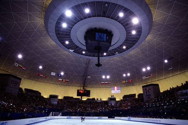 Die Eislaufhalle von Nagano, Austragungsort der Wettkämpfe im Eiskunstlauf und im Eistanz Eistanz OS Winter Olympische Spiele 1998, Olympia, Winterspiele, Olympiade: Eistanzen, Originaltanz Totale White Ring Nagano City