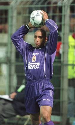 Roberto Carlos beim Einwurf Fußball EC 1 Herren Champions League, Saison 1997 1998, Viertelfinale, Hinspiel: Real Madrid Einzelbild Ulrich-Haberland-Stadion Leverkusen