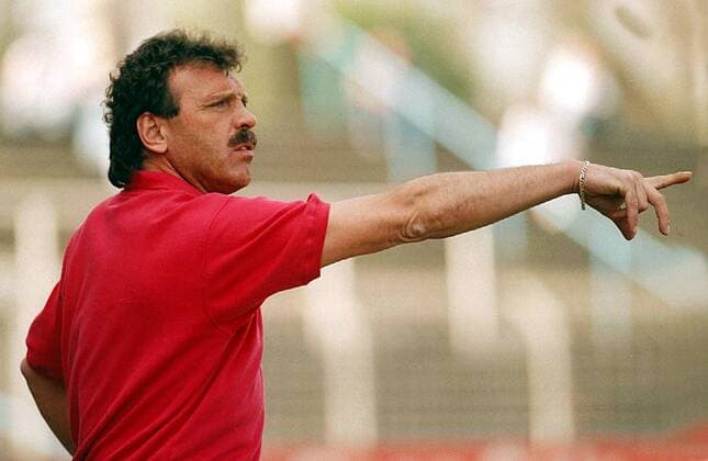 Fußball, Trainerhistorie, FSV Frankfurt Coach Nikolaus - Niko - Semlitsch gibt Anweisungen Fußball Herren Saison 1995 1996: Regionalliga Süd, FSV Frankfurt Einzelbild Frankfurt M. Nachdenklichkeit, Ungeduld,