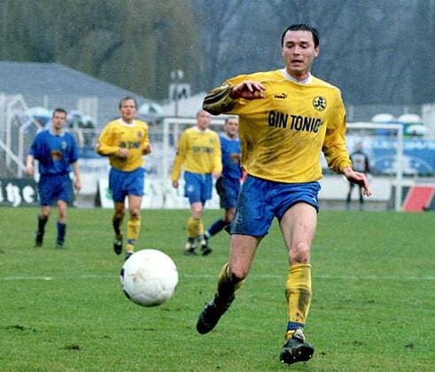 Der Stuttgarter Markus Beierle mit Ball Fußball 2. BL Herren Saison 1997 1998: FC Carl Zeiss Jena - Stuttgarter Kickers Einzelbild Ernst-Abbe-Sportfeld Jena Dynamik,