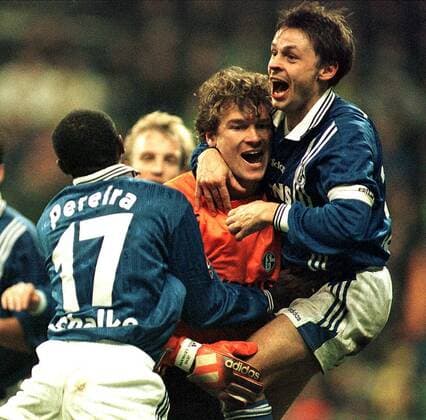 Torwart Jens Lehmann jubelt über sein Tor gegen den BVB - das erste Feldtor eines Torhüters seit Bestehen der Bundesliga Fußball 1. BL Herren Saison 1997 1998, BVB Borussia Dortmund - Schalke 04 2:2, Historie, historische Momente Gruppe Westfalenstadion Dortmund Glück, Harmonie, Begeisterung, Freude,