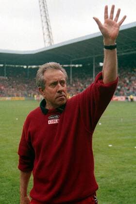 Eckard Krautzun winkt zu den Fans Fußball 1. BL Herren Saison 1995 1996: 1. FC Kaiserslautern Einzelbild Fritz-Walter-Stadion Kaiserslautern Freude, Nachdenklichkeit,