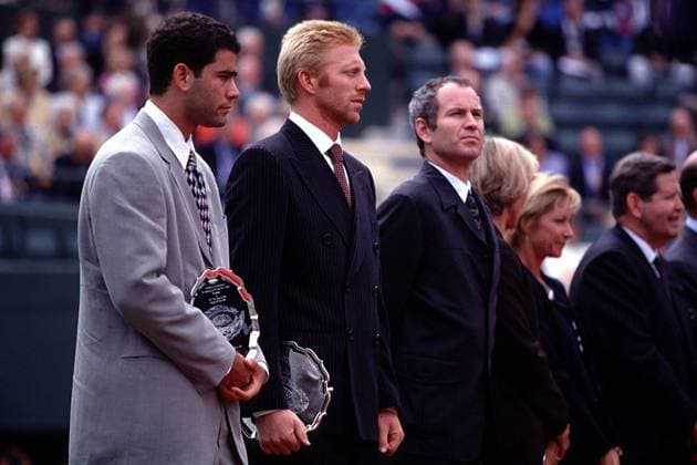 v.l..: Pete Sampras aus den USA und Boris Becker, BR Deutschland, mit Pokal, John Mc Enroe Tennis Herren Grand Slam, ATP, All England Championships, Rasen Totale Wimbledon London Nachdenklichkeit,