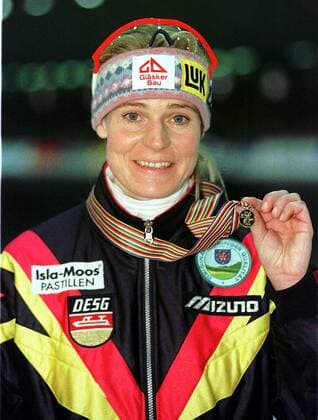 Gunda Niemann-Stirnemann aus Deutschland mit der Goldmedaille für den Erfolg über die Einzelstrecke; die große Medaille gibt es nach Abschluß aller Strecken Eisschnellauf WM Damen Weltmeisterschaft 1998, Mehrkampf, Mehrstrecken-WM, Allrounder: 3000 m Porträt Heerenveen Freude, Komik,