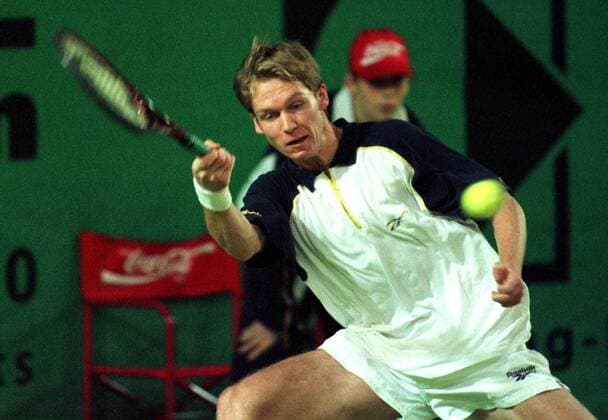 Rainer Schüttler beim Vorhandreturn Tennis Herren Halle, Hallentennis, Hallenturnier, Deutsche Hallentennis-Meisterschaften Einzelbild Mainz - Finthen Dynamik, Anstrengung, Konzentration,