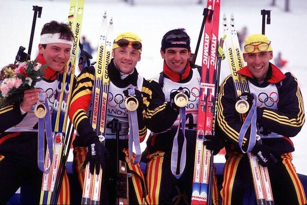 Sven Fischer, Peter Sendel, Ricco Groß und Frank Luck (v.l.) präsentieren ihre Goldmedaillen Biathlon OS Winter Herren Ski Nordisch, Nordischer Skisport, Olympia, Olympiade, Olympische Spiele, Staffel, Winterspiele Gruppe Biathlon Stadium Nagano, Nozawa Onsen Glück, Begeisterung, Freude,