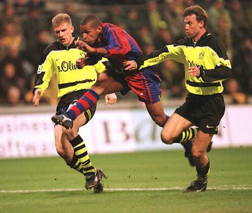 Anderson da Silva (Barcelona, Mi.) setzt sich gegen seine Bewacher Martin Kree (BVB, li.) und Manfred Binz (BVB, re.) durch Fußball Herren Saison 1997 1998: Super-Cup, Supercup, BVB Borussia Dortmund - FC Barcelona Gruppe Westfalenstadion Dortmund Abwehr, Anstrengung, Dynamik, Kampf, Konzentration,