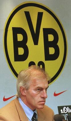 Trainer Nevio Scala enttäuscht auf der Pressekonferenz vor dem BVB-Emblem Fußball Herren Saison 1997 1998: Supercup, Super-Cup, BVB Borussia Dortmund Porträt Westfalenstadion Dortmund Enttäuschung, Nachdenklichkeit,