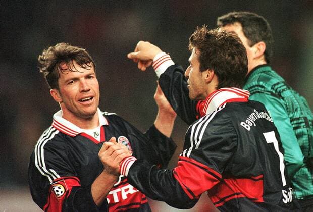 Leitwolfs Segen: Lothar Matthäus bittet Torschütze Scholl zum Tanz Fußball 1. BL Herren Saison 1997 1998, Bayern München Gruppe Gottlieb-Daimler-Stadion Stuttgart Harmonie, Glück, Freude,