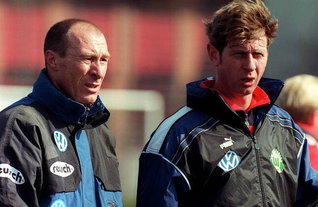 Das erste Training des neuen Trainers Wolfgang Wolf in Wolfsburg, hier neben Assistent Uwe Erkenbrecher (bisher Interimstrainer) Fußball 1. BL Herren Saison 1997 1998, VfL Wolfsburg Gruppe Wolfsburg Nachdenklichkeit, Skepsis,