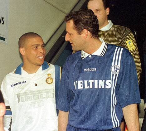 Lockeres Gespräch auf der Rolltreppe in den Katakomben des Stadions zwischen Ronaldo und Schalkes Rene Eijkelkamp (re.) Fußball EC 3 Herren UEFA-Cup, Pokal, Saison 1997 1998, Viertelfinale, Rückspiel: FC Schalke 04 - Inter Mailand Gruppe Parkstadion Gelsenkirchen Harmonie, Freude,