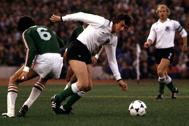 Dieter Müller umspielt Mendizabal Fußball WM Herren Weltmeisterschaft 1978, 1.Finalrunde, Nationalmannschaft Deutschland - Mexiko 6:0, Länderspiel Gruppe Cordoba Dynamik, Konzentration,