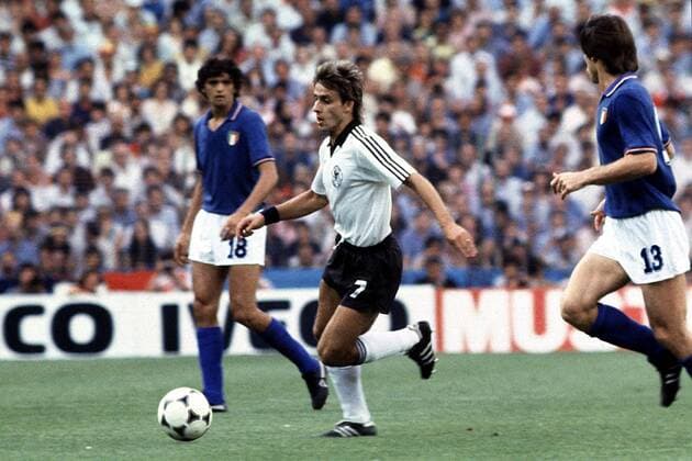 Pierre Littbarski (am Ball) wird von Oriali verfolgt Fußball WM Herren Weltmeisterschaft, Endspiel, Länderspiel, Finale, Nationalmannschaft Deutschland - Italien 1:3 Gruppe Bernabeu Madrid Dynamik, Konzentration,