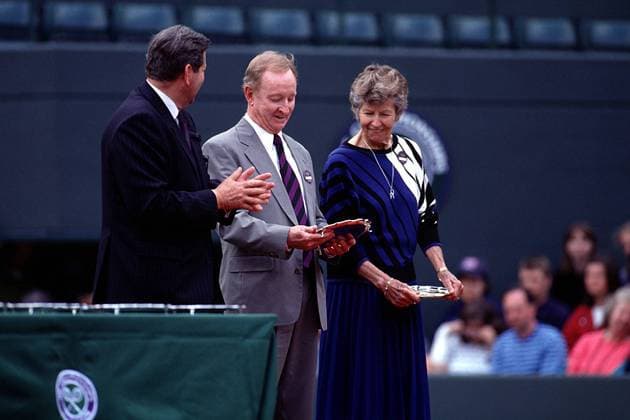 Tennisgeschichte: die ehemaligen Sieger Rod Laver (M.) und Louise Brough werden geehrt Tennis ATP, Grand Slam, All England Championships, Rasen: Eröffnung, Eröffnungszeremonie neuer Court Totale Wimbledon London