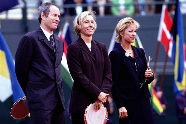 Tennisgeschichte: v.l. die ehemaligen Sieger John McEnroe, Martina Navratilova und Chris Evert aus den USA Tennis ATP, Grand Slam, All England Championships, Rasen: Eröffnung, Eröffnungszeremonie neuer Court Gruppe Wimbledon London Harmonie, Freude,