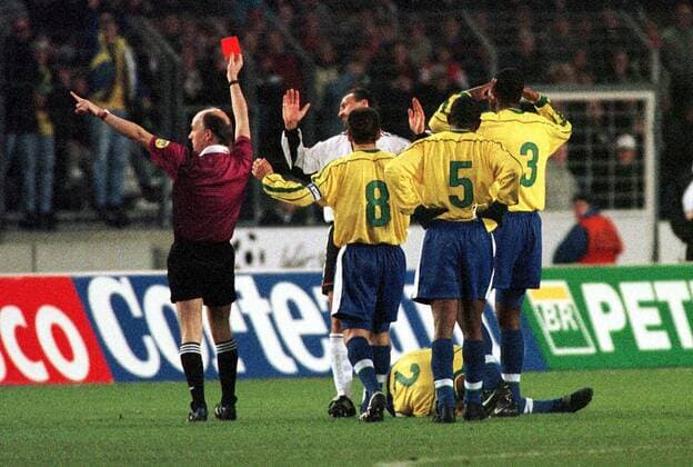 Schiedsrichter David Elleray zieht die Rote Karte für Jürgen Kohler, nach dessen brutalem Foul an Cafu Fußball Länderspiel Herren Nationalmannschaft 1998, Deutschland - Brasilien 1:2, DFB-Team, Testspiel, Freundschaftsspiel Totale Gottlieb-Daimler-Stadion Stuttgart
