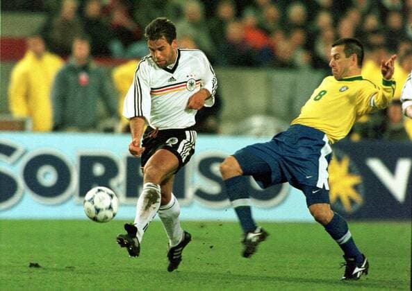 Ulf Kirsten wird von Carlos Dunga angegriffen Fußball Länderspiel Herren Nationalmannschaft Deutschland - Brasilien 1:2, DFB-Team, Testspiel, Nationalteam, Nationaltrikot Gruppe Gottlieb-Daimler-Stadion Stuttgart, 1998 Dynamik, Kampf, Abwehr, Anstrengung, Konzentration,