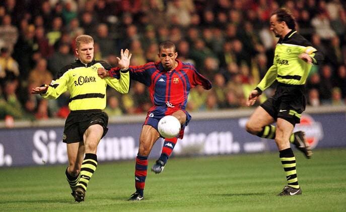 Martin Kree (BVB, li.) und Anderson da Silva (Barcelona, Mi.) im Kampf um den Ball, Jürgen Kohler (BVB, re.) eilt zur Hilfe Fußball Herren Saison 1997 1998: Super-Cup, Supercup, BVB Borussia Dortmund - FC Barcelona, Barca Gruppe Westfalenstadion Dortmund Abwehr, Dynamik, Kampf,