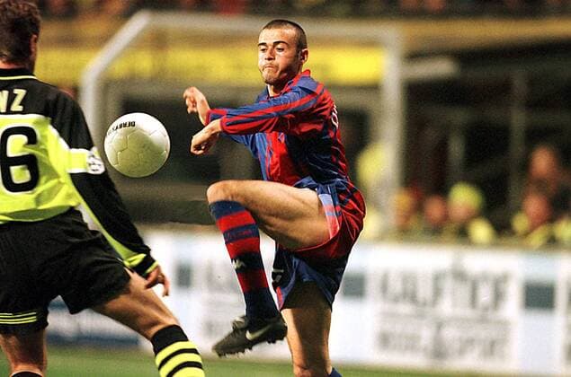Luis Enrique Martinez geht zum Ball Fußball Herren Saison 1997 1998: Super-Cup, Supercup, FC Barcelona, Barca Einzelbild Westfalenstadion Dortmund Dynamik, Anstrengung, Konzentration,