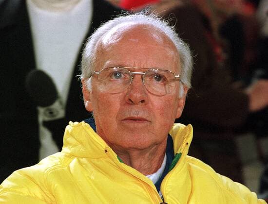 Nationaltrainer Mario Zagallo im Porträt Fußball Länderspiel Herren 1998, Nationalmannschaft Brasilien , Nationalteam, Nationaltrikot Porträt Gottlieb-Daimler-Stadion Stuttgart Nachdenklichkeit,