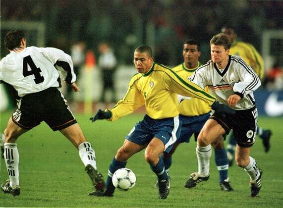 Der Brasilianer Ronaldo versucht sich mit Ball gegen Jürgen Kohler (li.) und Christian Wörns durchzusetzen Fußball Länderspiel Herren 1998, Nationalmannschaft: BR Deutschland - Brasilien, Nationalteam, Nationaltrikot Gruppe Gottlieb-Daimler-Stadion Stuttgart Dynamik, Kampf,