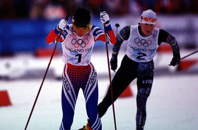 OLYMPIC LEGENDS: Larissa Lasutina Larissa Lazutina aus Rußland in der Loipe vor Katarina Neumannova aus Tschechien Nordischer Skilauf OS Winter Damen Winterspiele 1998, Olympische Spiele, Olympia, Olympiade: Ski Nordisch, Langlauf, Skilanglauf Einzelbild Hakuba - Kamishiro Nagano Dynamik,