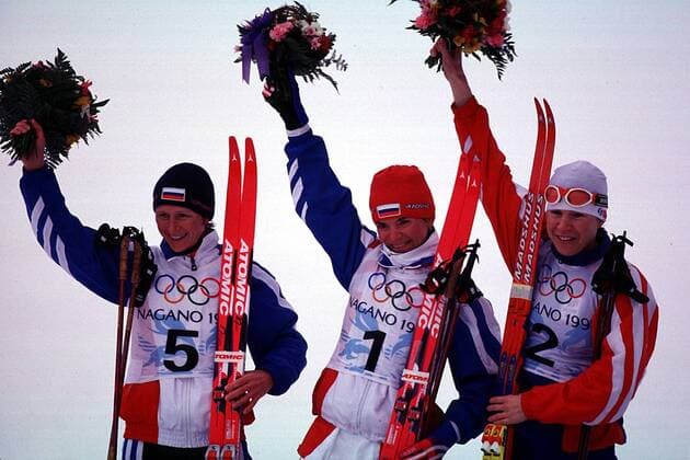 OLYMPIC LEGENDS: Larissa Lasutina V.l.: Olga Danilova aus Rußland, Teamkollegin Larissa Lazutina und Katarina Neumannova aus Tschechien Nordischer Skilauf OS Winter Damen Winterspiele 1998, Olympische Spiele, Olympia, Olympiade: Ski Nordisch, Langlauf, Skilanglauf Totale Hakuba - Kamishiro Nagano Harmonie, Freude,
