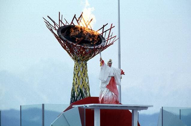 Die japanische Eiskunstläuferin Midori Ito hat das Olympische Feuer entzündet OS Winter Winterspiele 1998, Olympische Spiele, Olympia, Olympiade: Eröffnung, Zeremonie Totale Olympiastadion Nagano City