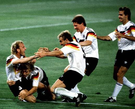 V.l.: Andreas Brehme, Jürgen Klinsmann, Rudi Völler, Stefan Reuter und Pierre Littbarski Fußball WM Herren Weltmeisterschaft 1990, Nationalmannschaft, Länderspiel, Endspiel, Finale: BR Deutschland Totale Rom Harmonie, Freude,
